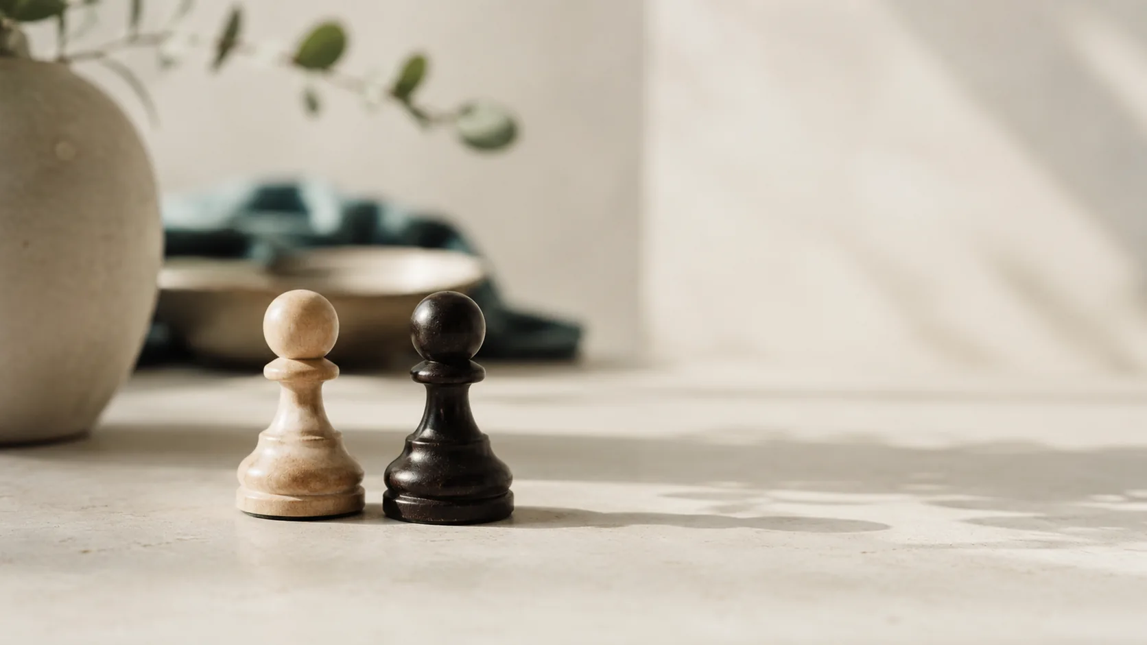 Due pezzi degli scacchi contrapposti su un piano neutro, a simboleggiare due parti che scommettono una contro l'altra come avviene in un exchange